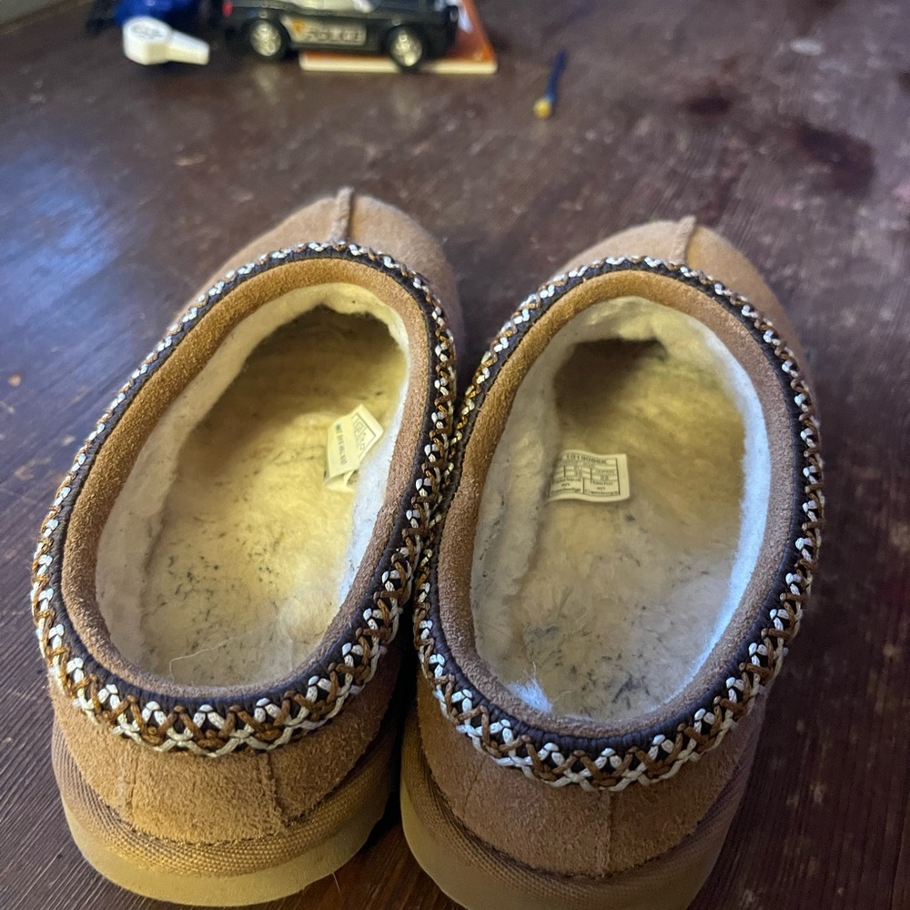 Boy Uggs size 3 little boys.